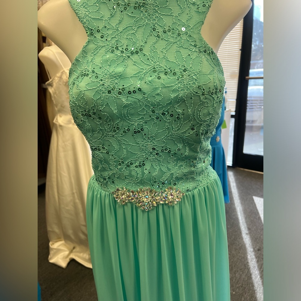 Beautiful Gown - Picture 2 of 5